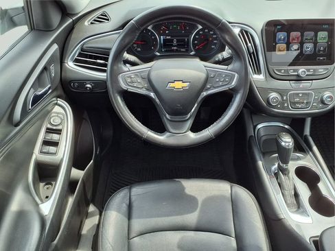 Used 2018 Chevrolet Malibu LT w/ Leather Package FWD image 11