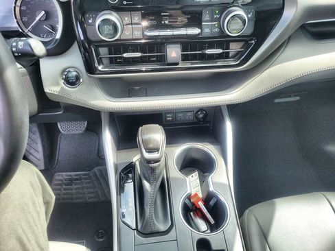 Used 2022 Toyota Highlander XLE image 19