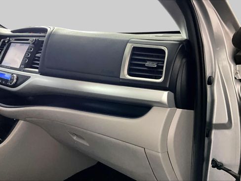 Used 2019 Toyota Highlander XLE FWD image 18