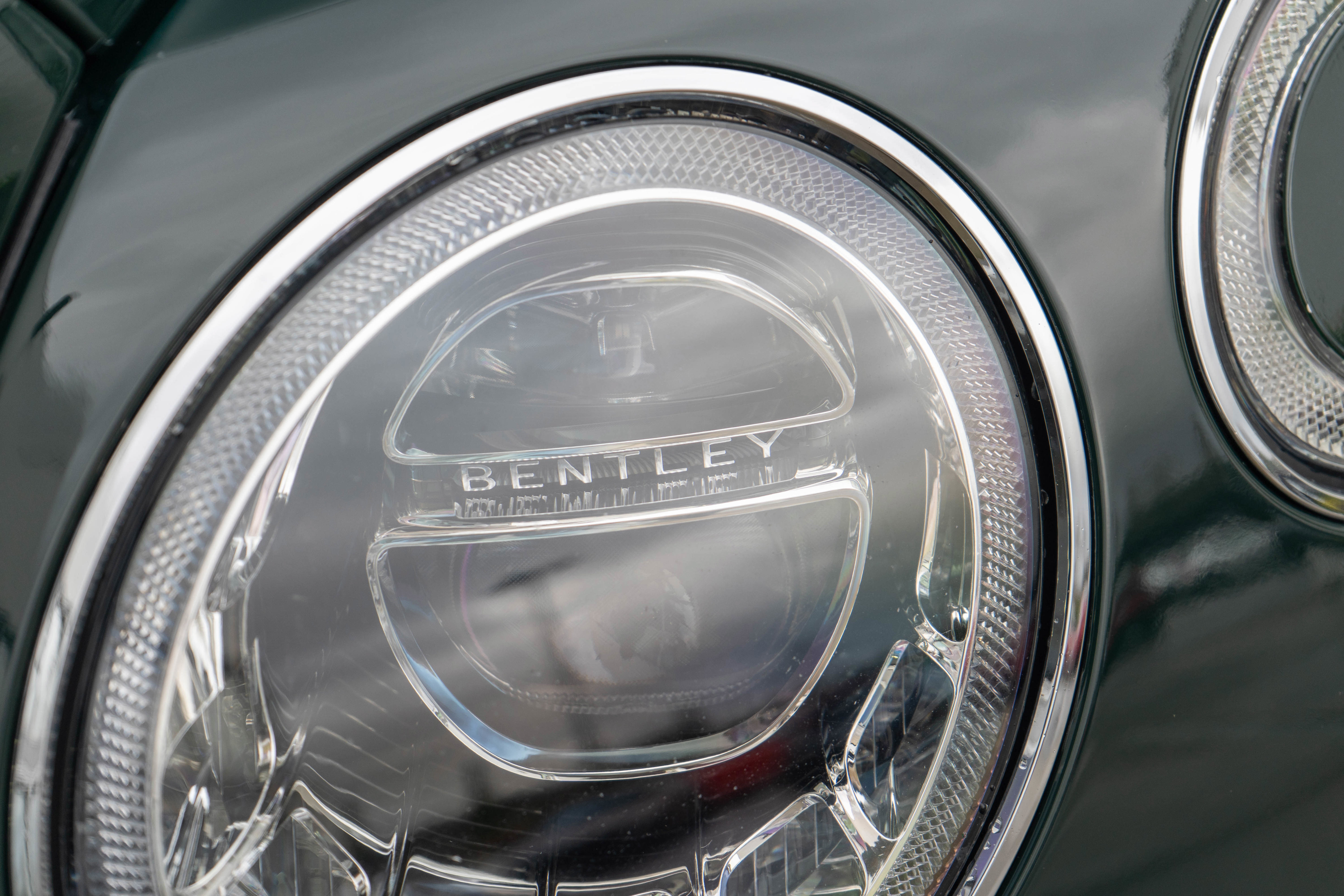 Used 2017 Bentley Bentayga AWD/4WD image 46