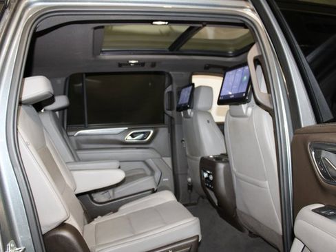 Used 2021 GMC Yukon XL SLT w/ SLT Premium Package image 15