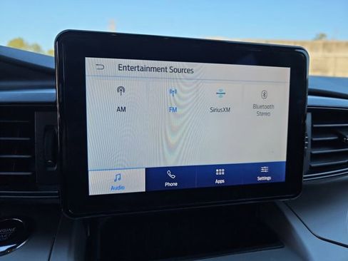 Used 2022 Ford Explorer XLT image 25