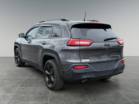 Used 2018 Jeep Cherokee Latitude w/ Altitude Package AWD/4WD image 4