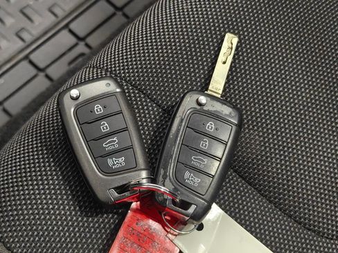 Used 2021 Hyundai Elantra SE FWD image 10