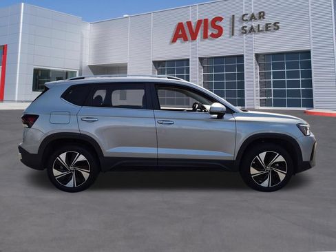Used 2025 Volkswagen Taos SE AWD/4WD image 5