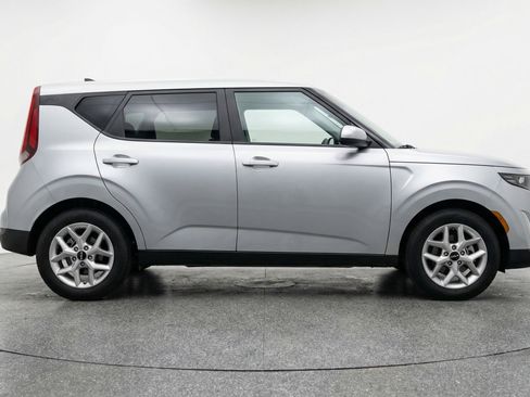Used 2025 Kia Soul LX w/ LX Technology Package FWD image 11