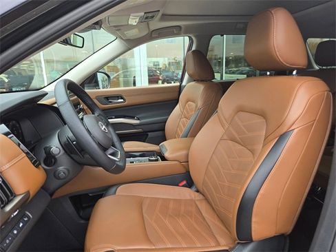 Used 2024 Nissan Pathfinder Platinum image 21