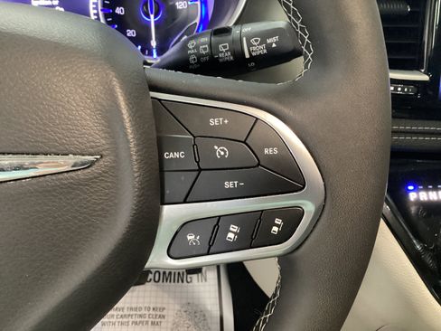 Used 2024 Chrysler Pacifica Touring-L FWD image 23