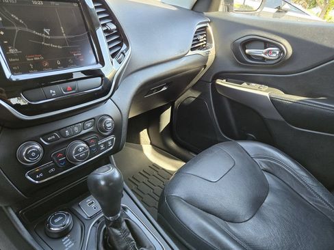 Used 2019 Jeep Cherokee Limited AWD/4WD image 16