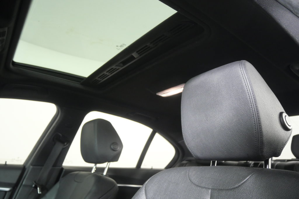 Used 2018 BMW 330i Sedan w/ Convenience Package RWD image 12