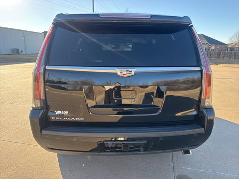 Used 2018 Cadillac Escalade Luxury image 3