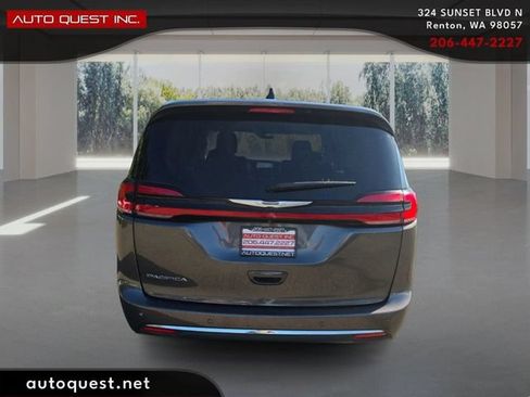 Used 2023 Chrysler Pacifica Touring-L FWD image 6