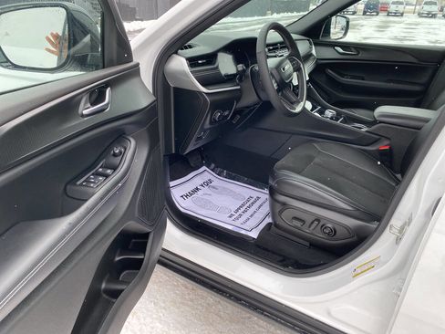 Used 2024 Jeep Grand Cherokee Altitude image 21