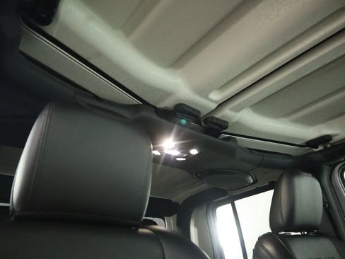 Used 2020 Jeep Gladiator Overland image 19