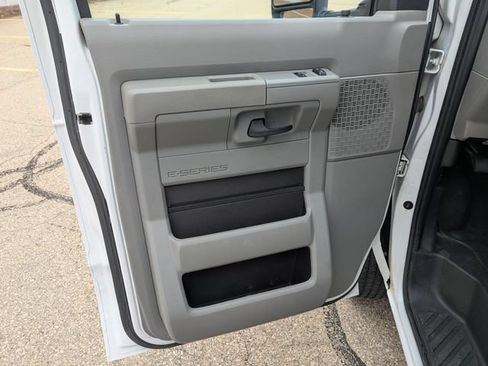 Used 2024 Ford E-450 and Econoline 450 Super Duty RWD image 12