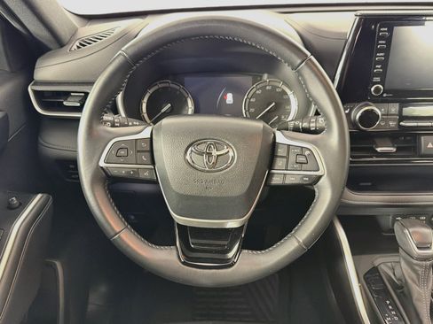 Used 2022 Toyota Highlander XSE FWD image 18