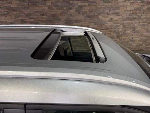 Used 2024 Toyota Highlander XLE image 2