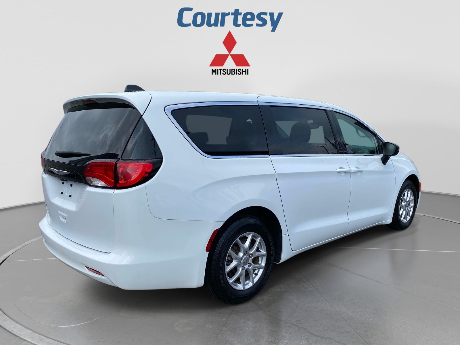Used 2024 Chrysler Voyager LX FWD image 7