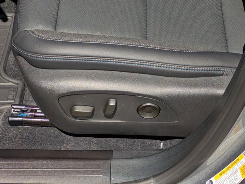 Used 2026 Chevrolet Equinox EV LT image 12