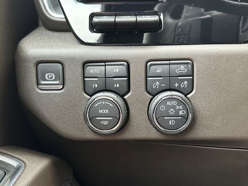 Used 2024 Chevrolet Silverado 1500 LTZ image 27