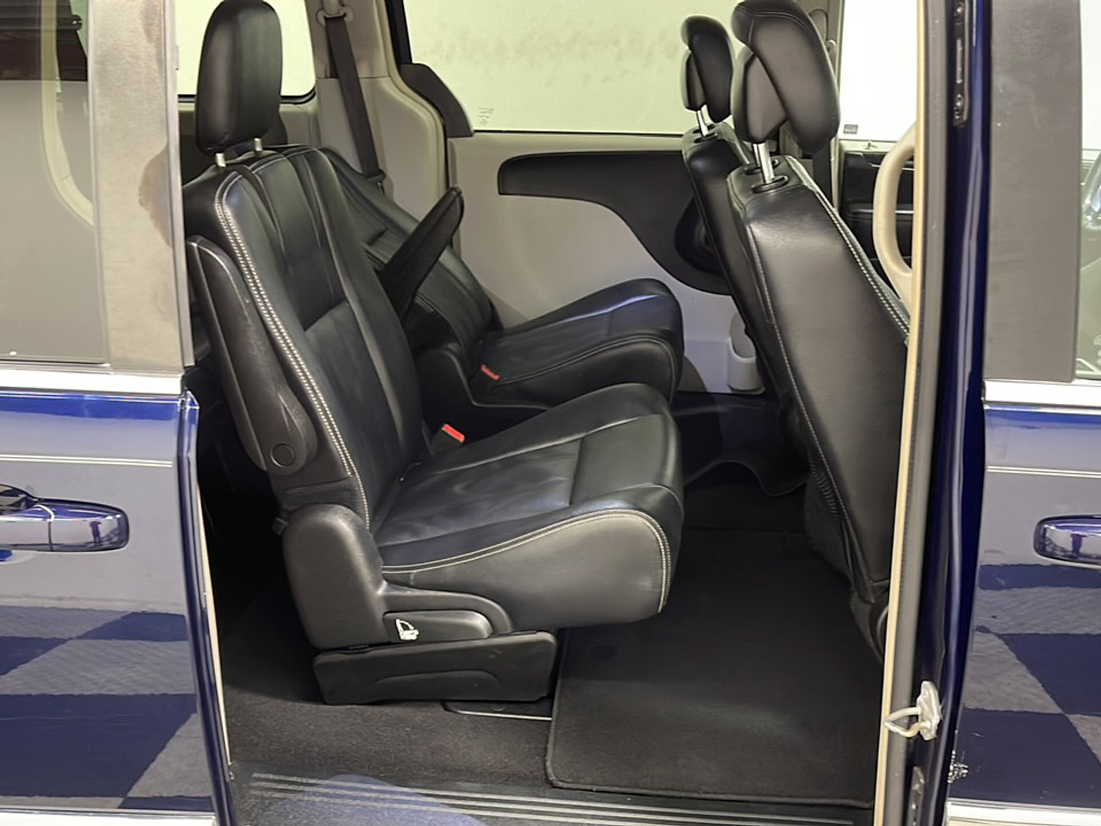Used 2015 Chrysler Town & Country Touring FWD image 19