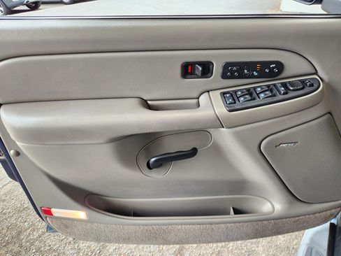 Used 2005 GMC Yukon XL SLT w/ SLT Preferred Equipment Group AWD/4WD image 12