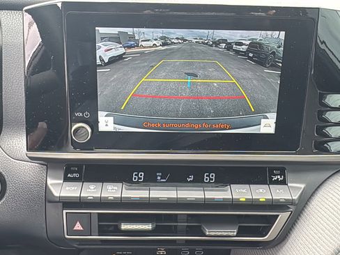 Used 2025 Toyota Camry SE w/ Convenience Package image 18