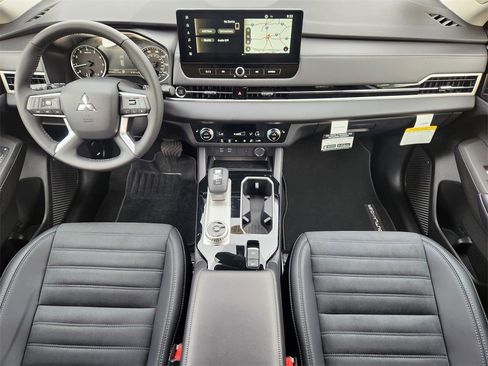 New 2025 Mitsubishi Outlander SE image 18