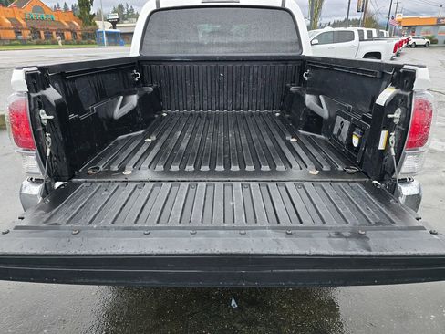Used 2022 Toyota Tacoma TRD Off-Road AWD/4WD image 14