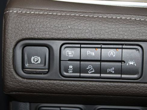 Used 2024 GMC Yukon XL Denali w/ Denali Reserve Package image 27