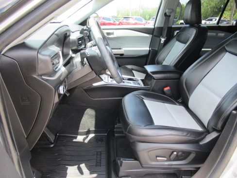 Used 2023 Ford Explorer XLT w/ Equipment Group 202A RWD image 20