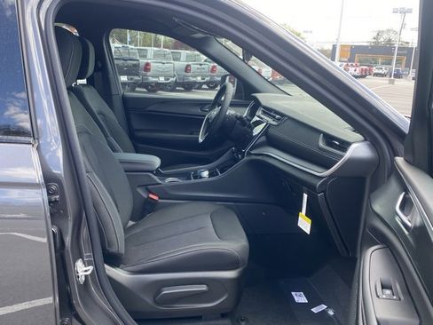 New 2025 Jeep Grand Cherokee L Laredo image 28