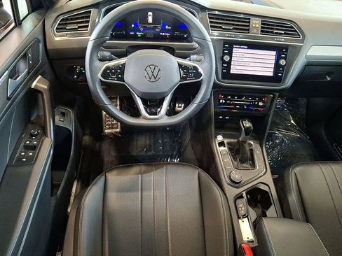 Used 2024 Volkswagen Tiguan SE R-Line image 2