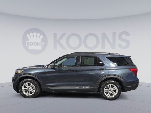 Used 2022 Ford Explorer XLT AWD/4WD image 2
