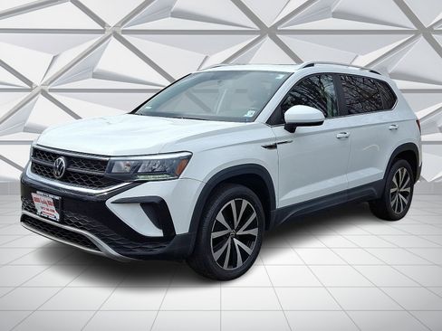 Used 2022 Volkswagen Taos SE w/ Panoramic Sunroof Package image 4