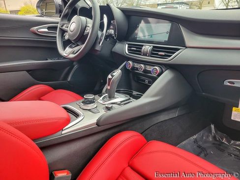 New 2025 Alfa Romeo Giulia w/ Veloce Package AWD image 23