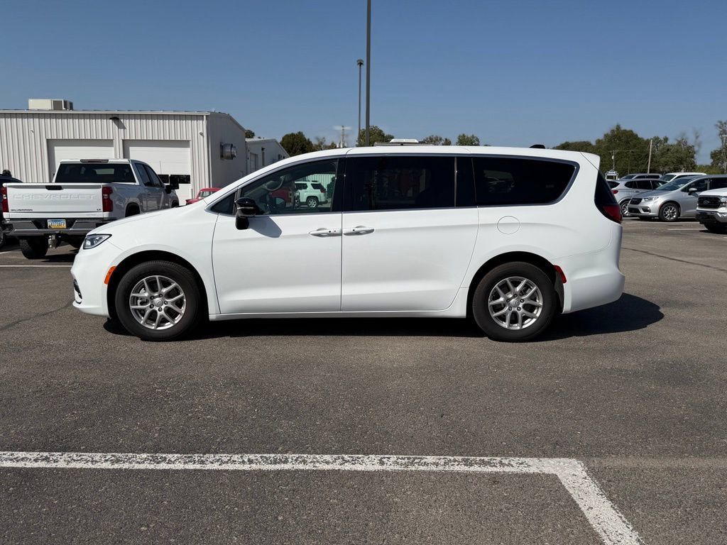 Used 2025 Chrysler Pacifica Select FWD image 6