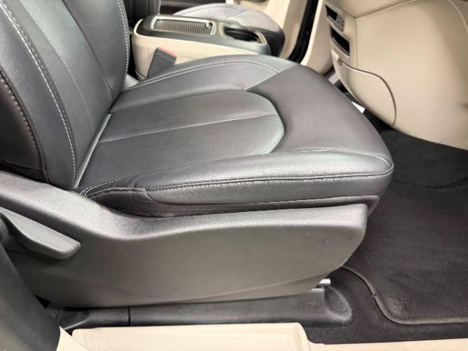 Used 2024 Chrysler Pacifica Limited FWD image 35