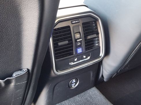 Used 2024 Porsche Macan image 33