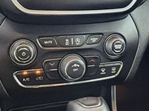 Used 2019 Jeep Cherokee Latitude Plus FWD image 22