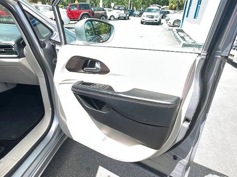 Used 2019 Chrysler Pacifica Touring-L FWD image 32