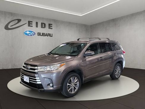 Used 2019 Toyota Highlander XLE AWD/4WD image 5