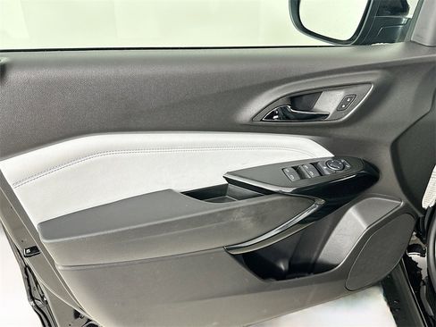 Used 2025 Chevrolet Trax LT w/ LT Convenience Package image 15