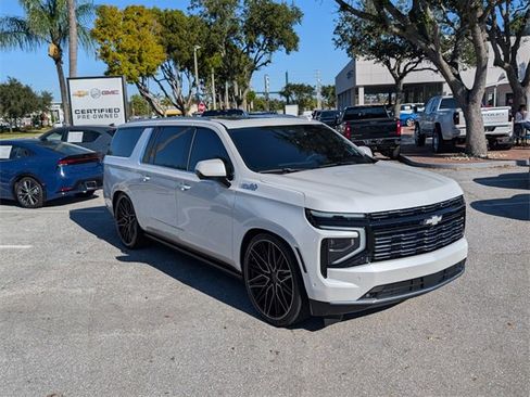 Used 2025 Chevrolet Suburban High Country image 2