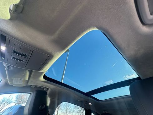 Used 2019 Jaguar F-PACE Premium image 32