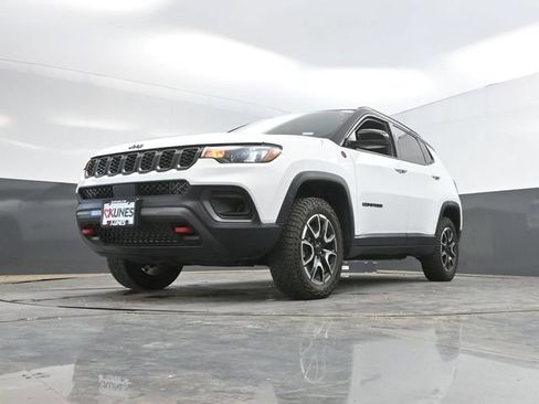 Used 2025 Jeep Compass Trailhawk AWD/4WD image 50
