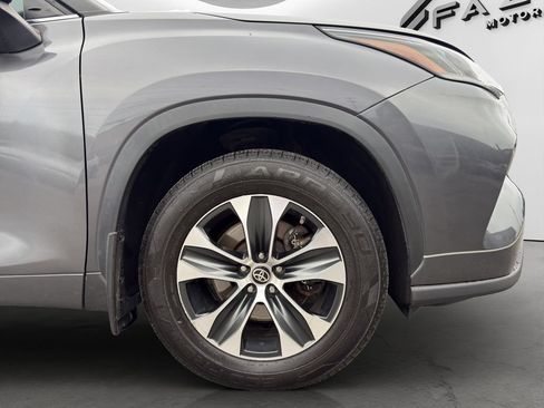 Used 2021 Toyota Highlander XLE AWD/4WD image 24