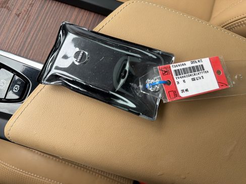 Certified 2024 Volvo XC60 T8 Ultimate w/ Climate Package image 38