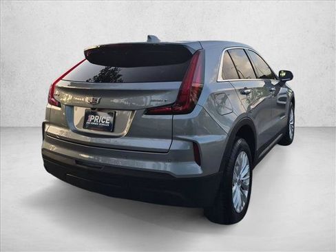 Used 2024 Cadillac XT4 Luxury w/ Cold Weather Package FWD image 5