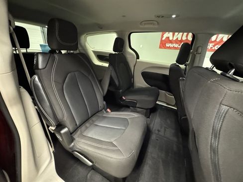 Used 2023 Chrysler Voyager LX FWD image 16